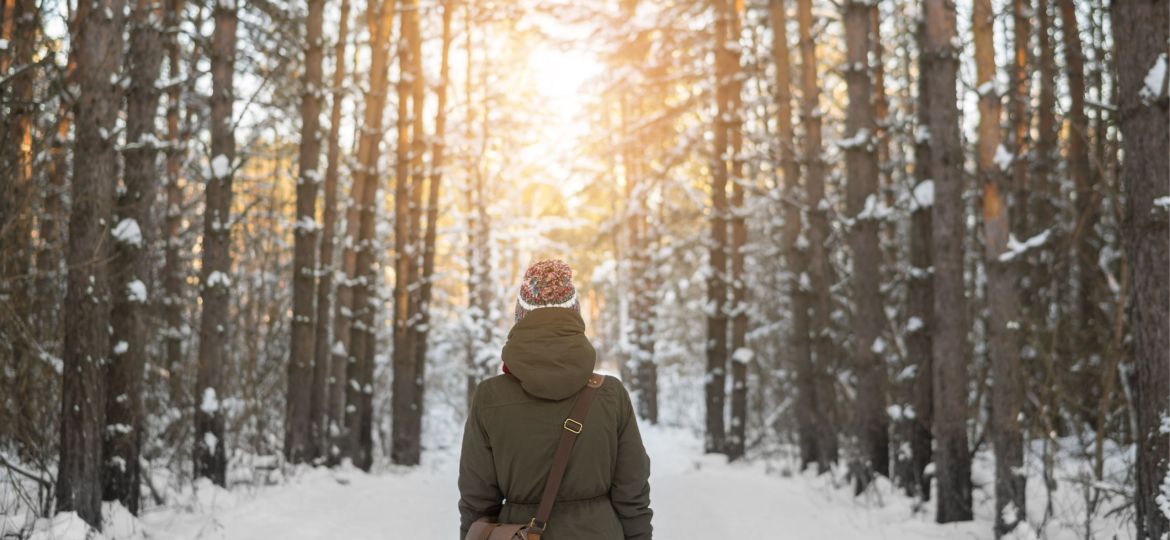 Frau in Wald im Winter