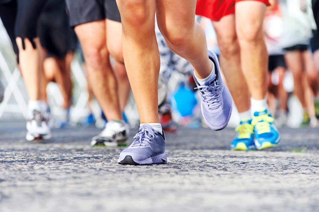 Teilnehmer eines Marathons, nur die Beine sind sichtbar