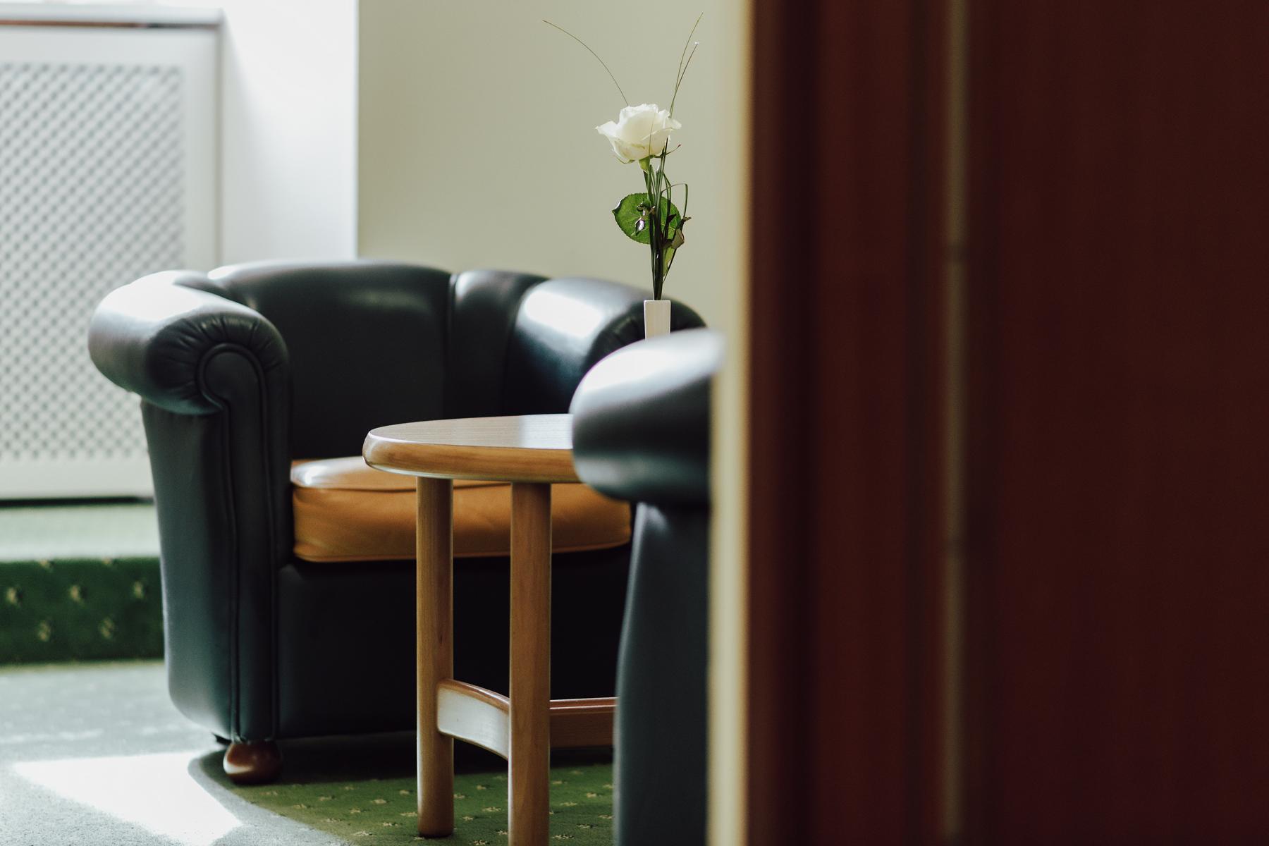 Gemütliche Sitzecke in Hotelzimmer – Therme mit Bademantelgang
