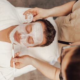 Gesichtsbehandlung: Gesichtsreinigung, Peeling, Massage