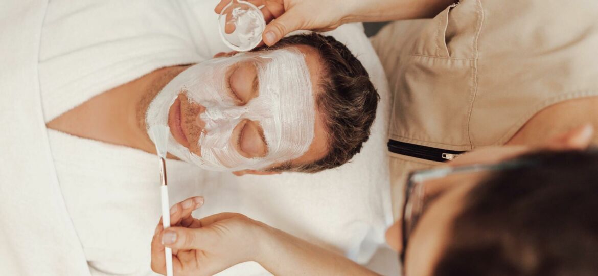 Gesichtsbehandlung: Gesichtsreinigung, Peeling, Massage